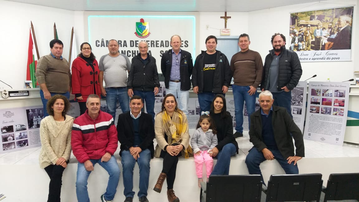 TRIBUNA POPULAR TEVE A PRESENÇA DO PADRE PAROQUIAL E DA REPRESENTANTE DO NÚCLEO DOS JOVENS EMPREENDEDORES E ASSOCIAÇÃO COMERCIAL 